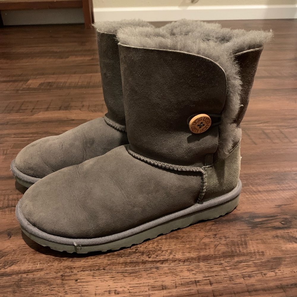 UGG Bailey button Youth 6/Women’s 8